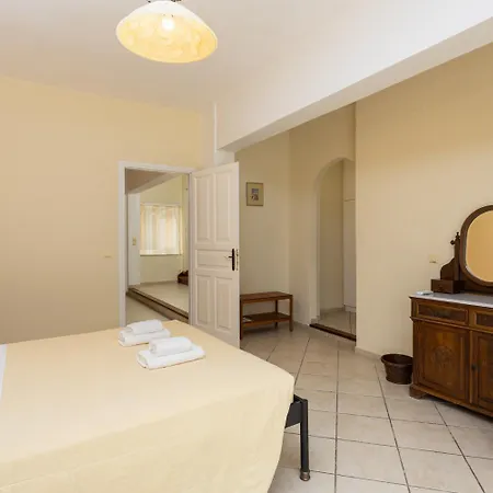 Eleni Вилла Agnitsini